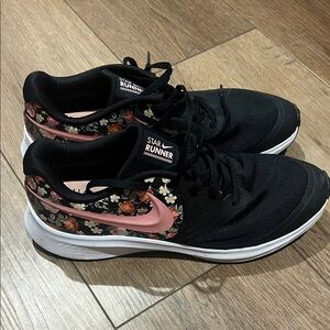 Nike Star Runner Kids/Women's Black and Pink Floral Sneakers - Women’s 8.5-9